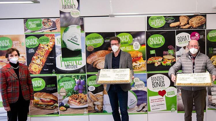 Bäckerei-Geschäftsführer Johannes Schmitt (2. v. l.) überreichte die Kuchen-Spendenschecks an das Ehepaar Lutz vom Hambacher Förderverein krebskranker Kinder e.V. (rechts) sowie an  Christina Kohlhauser-Vollmuth von der Missio Kinderklinik (links). Mit den insgesamt 7300 Euro- Spenden aus den Einnahmen des Kinderbacksets können zahlreiche Familien und Projekte gefördert werden. Foto:  Christine Weißenberger