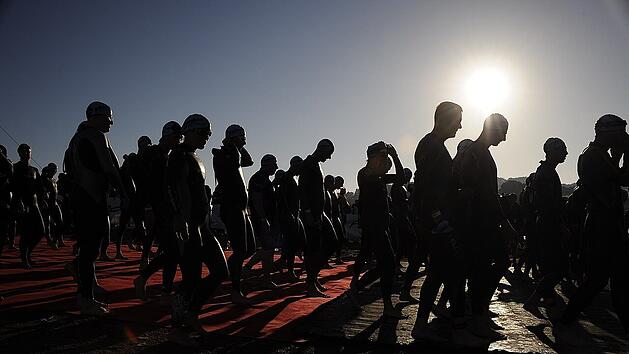 In der Morgendämmerung starten die ersten Athletinnen auf die Strecke der Ironman WM.