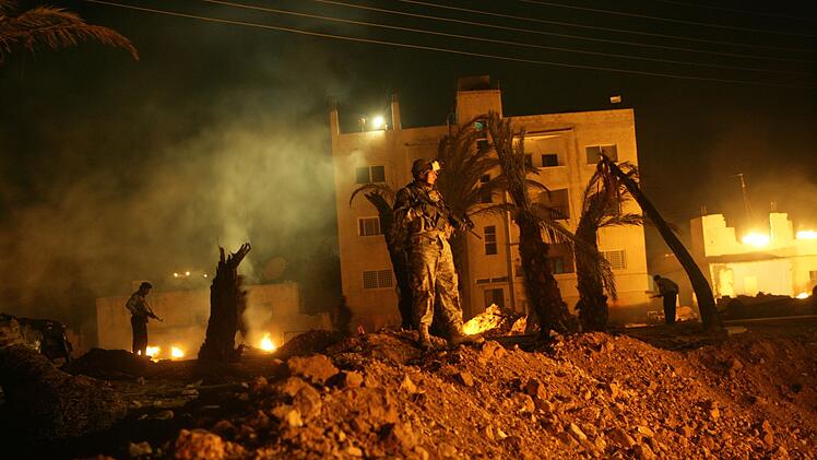 N&auml;chtlicher Alarm: Das Sprengstoffteam muss einen verd&auml;chtigen Tatort untersuchen.