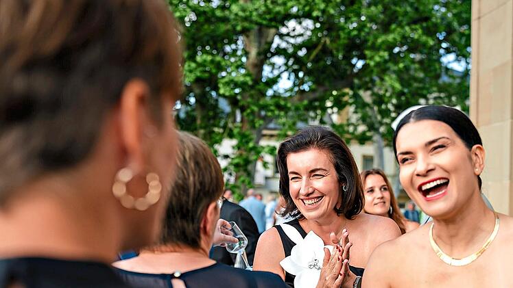 Bester Stimmung: Dr. Lidia Poppe, Haut&auml;rztin in Bad Kissingen und Freundin von Forschungsministerin Dorothee B&auml;r (hinten).Julia Milberger