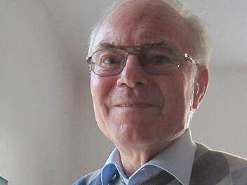 Pfarrer a. D. Hartmut Preß mit dem Frankenwürfel, der ihm 1995 verliehen worden ist. Foto:  Matthias Einwag