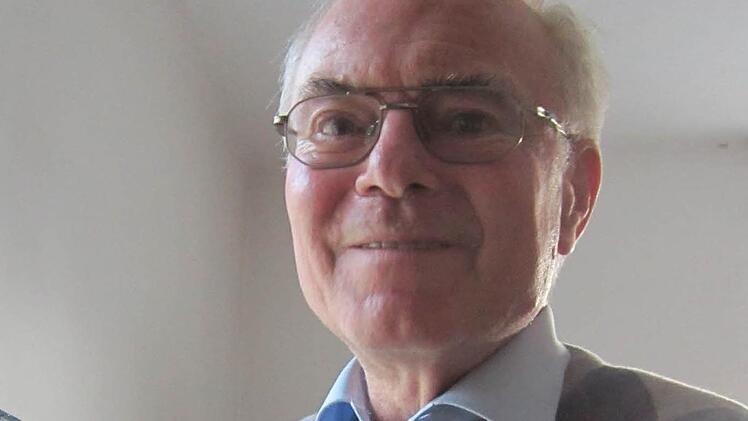Pfarrer a. D. Hartmut Preß mit dem Frankenwürfel, der ihm 1995 verliehen worden ist. Foto:  Matthias Einwag