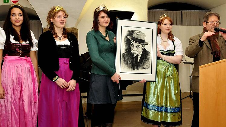 Die Weinprinzessinnen Anne, Isabel und Lisa sowie Gärtnerkönigin Kristina und Siedlerkönigin Felishia brachten mit Moderator Walter Vierrether Schwung in die Veranstaltung.