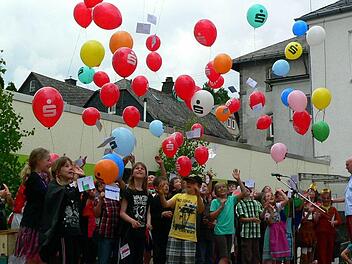 Mit guten Wünschen versehen, machten sich die Luftballons der 56 Schüler auf ihren Weg. Foto: Norbert Neugebauer