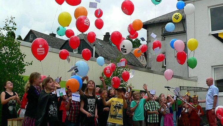 Mit guten Wünschen versehen, machten sich die Luftballons der 56 Schüler auf ihren Weg. Foto: Norbert Neugebauer