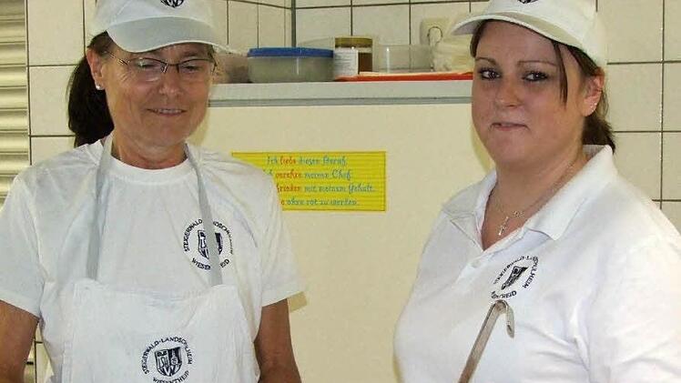 Koscher Kochen? Für Gertrud Wolf und Melanie Winges vom Küchenteam des Steigerwald-Landschulheimes kein Problem, sie haben sich umfassend informiert.