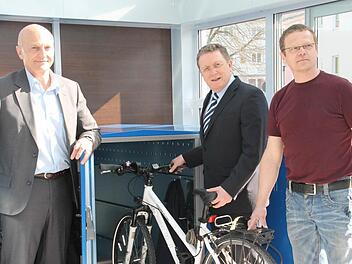 Der Stadthallen-Pavillon wird derzeit zur Fahrradgarage umfunktioniert: Ab April können dort Fahrradtouristen ihren Drahtesel samt Gepäck für einen Euro zeitlich unbegrenzt unterstellen. Und eine Umkleide wird auch noch eingerichtet. Unser Bild zeigt (von links) Helmut Völkl, Kulmbachs Oberbürgermeister Henry Schramm und den Leiter Technik des TUV, Stephan Lauterbach. Foto: privat