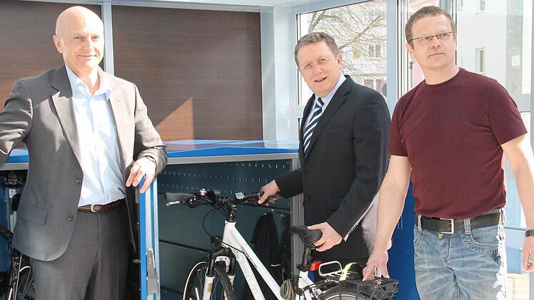 Der Stadthallen-Pavillon wird derzeit zur Fahrradgarage umfunktioniert: Ab April können dort Fahrradtouristen ihren Drahtesel samt Gepäck für einen Euro zeitlich unbegrenzt unterstellen. Und eine Umkleide wird auch noch eingerichtet. Unser Bild zeigt (von links) Helmut Völkl, Kulmbachs Oberbürgermeister Henry Schramm und den Leiter Technik des TUV, Stephan Lauterbach. Foto: privat