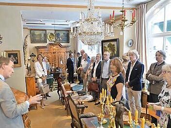 Beim Rundgang zur Eröffnung der Kunst- und Antiquitätenwochen begrüßt Kunsthändler Christian Eduard Franke (links) die Gäste in seinem Geschäft. Foto: Ronald Rinklef