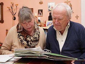 In Ordnern heben Monika und Henry Toedt ihre Korrespondenz mit Häftlingen auf. Foto: Arkadius Guzy