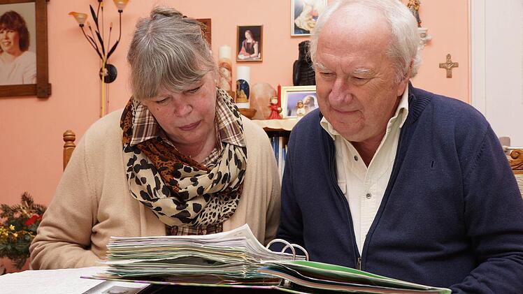 In Ordnern heben Monika und Henry Toedt ihre Korrespondenz mit Häftlingen auf. Foto: Arkadius Guzy