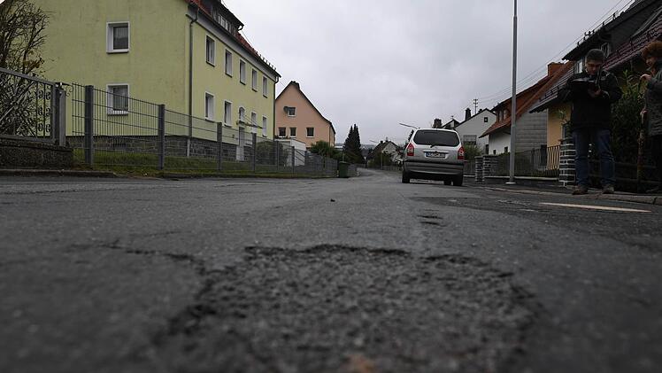 Die Straßen leiden unter dem Schwerlastverkehr. Foto: Ronald Rinklef