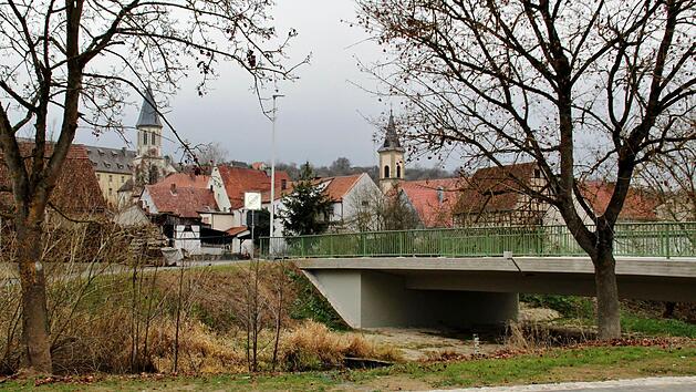 Die erneuerte Ludwigsbr&uuml;cke von Poppenlauer. Im Hintergrund die katholische (links) und die evangelische Kirche. Foto: Werner Vogel