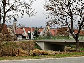 Die erneuerte Ludwigsbrücke von Poppenlauer. Im Hintergrund die katholische (links) und die evangelische Kirche. Foto: Werner Vogel