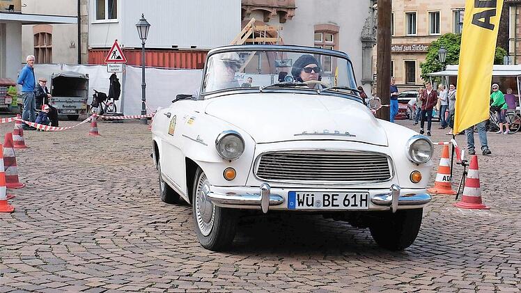Mit ihrem eleganten Skoda-Coupé "Felicia", Baujahr 1961, sind die Teilnehmer Barbara und Michael Eckart aus Würzburg angereist.