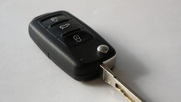 Kleinkind spielt mit Schlüssel und schließt sich in Auto ein. Symbolbild: pixabay.com