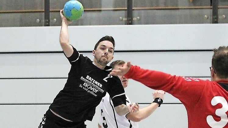 Johannes Geuß (links) und der TV Ebern müssen sich am Samstag mit dem Favoriten HSG Rödental messen.  Foto: sportpress