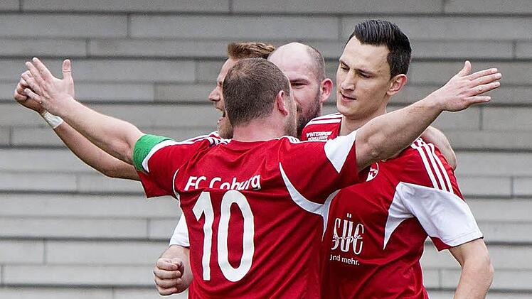 Zwei, die für den FC Coburg schon sehr viele Tore geschossen haben: David Reich (Nummer 10) ist ab sofort Co-Trainer der Landesliga-Mannschaft und Daniel Sam (rechts) soll noch vor der Winterpause reaktiviert werden. Schließlich hat das abstiegsgefährdete Team derzeit akute Ladehemmungen. Foto: Archiv