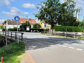 Die Brücke am nördlichen Ortsausgang wird im nächsten Jahr circa zehn Meter weiter in Richtung Neunkirchen neu und breiter gebaut. Auch das Bachbett des Brandbaches wird ohne Vergrößerung des jetzigen Wasserdurchlasses verlegt. Foto: Karl Heinz Wirth