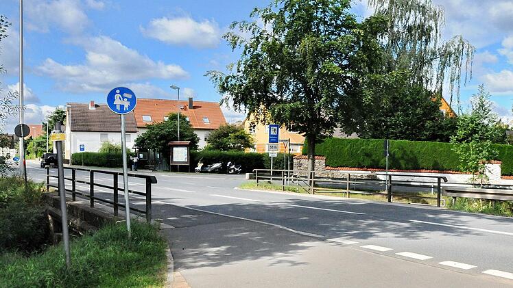 Die Brücke am nördlichen Ortsausgang wird im nächsten Jahr circa zehn Meter weiter in Richtung Neunkirchen neu und breiter gebaut. Auch das Bachbett des Brandbaches wird ohne Vergrößerung des jetzigen Wasserdurchlasses verlegt. Foto: Karl Heinz Wirth