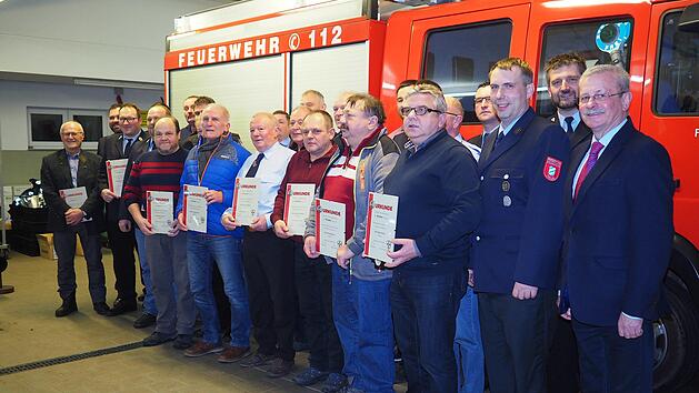 Geehrt wurden in der Generalversammlung die langj&auml;hrigen Mitgliedschaften bei der Feuerwehr Thulba.  Fotos: Gerd Schaar