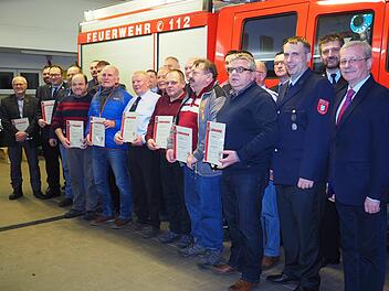 Geehrt wurden in der Generalversammlung die langjährigen Mitgliedschaften bei der Feuerwehr Thulba.  Fotos: Gerd Schaar