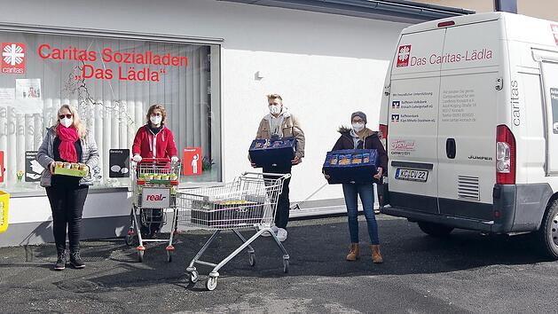 Konrektor Matthias Klinke, Spartenleiterin Jutta Dietzel, "Lädla"-Leiterin Silvia Tübel, "Hobbykoch" Fabian und Caritas-Bufdi Annika (von links) bei der Spendenübergabe