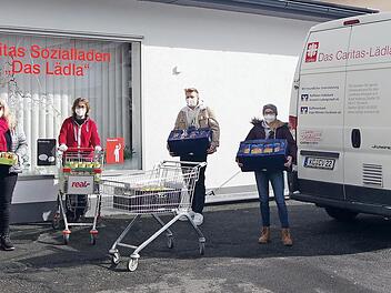 Konrektor Matthias Klinke, Spartenleiterin Jutta Dietzel, "Lädla"-Leiterin Silvia Tübel, "Hobbykoch" Fabian und Caritas-Bufdi Annika (von links) bei der Spendenübergabe