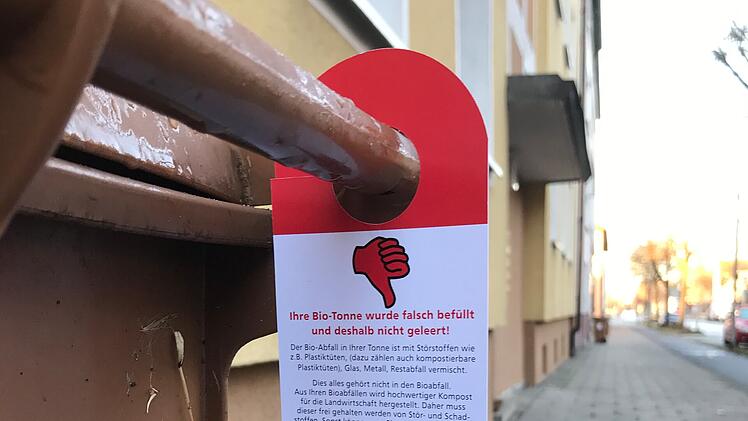 Bamberg: Biotonnen bei falscher Befüllung mit Schild versehen
