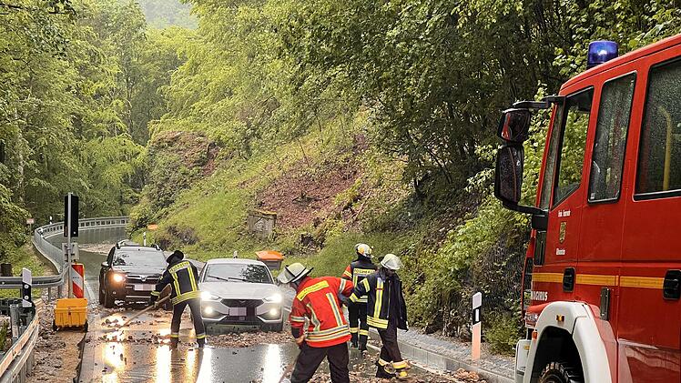 Unwetter in Oberfranken: Feuerwehr muss Straße bei Gößweinstein freischaufeln
