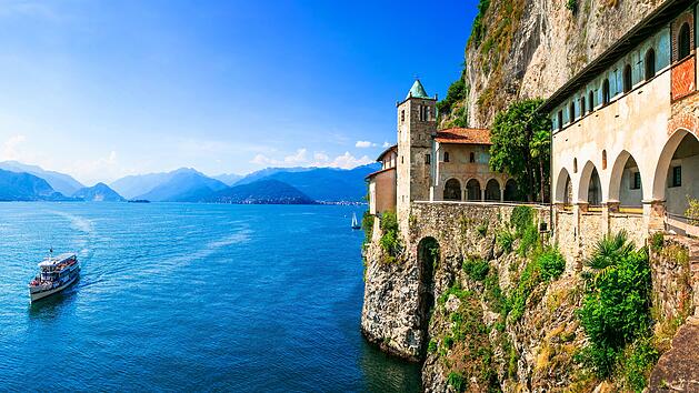 Malerisches Kloster Eremo di Santa Caterina am wunderschönen Lago Maggiore. Italien Picturesque monastery Eremo di santa Caterina in beautiful  lake lago Maggiore.  Italy  Lago-Maggiore.de https://www.lago-maggiore.de › ausflugsziele › kloster-...