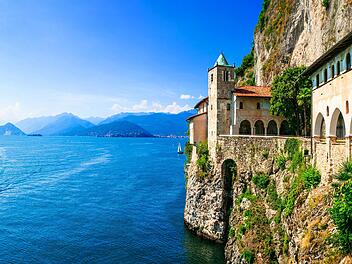 Malerisches Kloster Eremo di Santa Caterina am wunderschönen Lago Maggiore. Italien Picturesque monastery Eremo di santa Caterina in beautiful  lake lago Maggiore.  Italy  Lago-Maggiore.de https://www.lago-maggiore.de › ausflugsziele › kloster-...