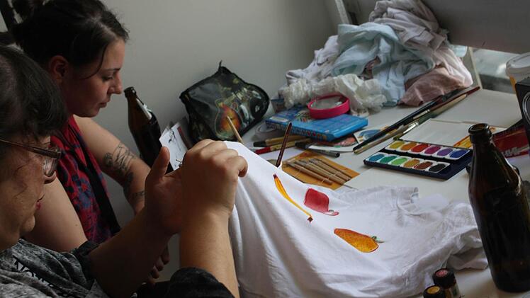 An den Ständen wird gewerkelt.