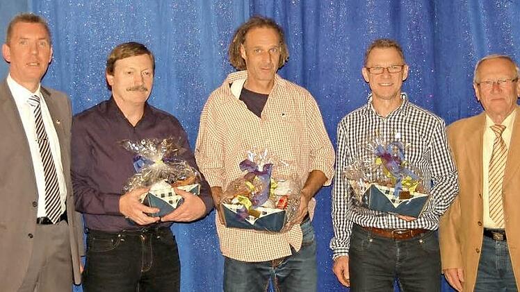 Das Bild zeigt (von links) Vorstand Thomas Fischer, Alfred Lengenfelder, Andreas Kröner, Thomas Krön, und 2. Vorstand Stefan Haagen. Foto: p