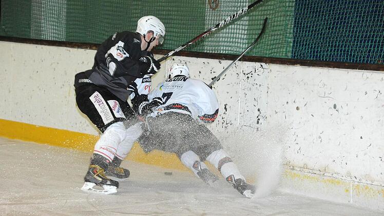 Derbyzeit: Szene aus dem Spiel der Kissinger Wölfe gegen den ESC Haßfurt. Foto: Hopf