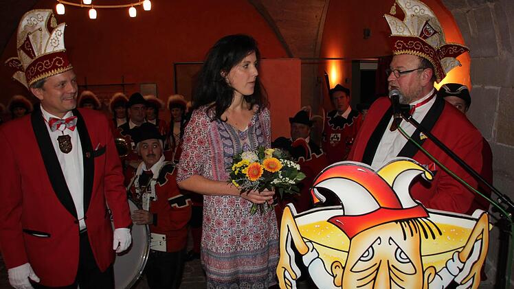 Präsident Uli Böhm (rechts) bedankte sich bei Miriam Gwosdek für die Gestaltung des Ordens. Mit im Bild Vizepräsident Andreas Bauer.  Foto: Friedwald Schedel
