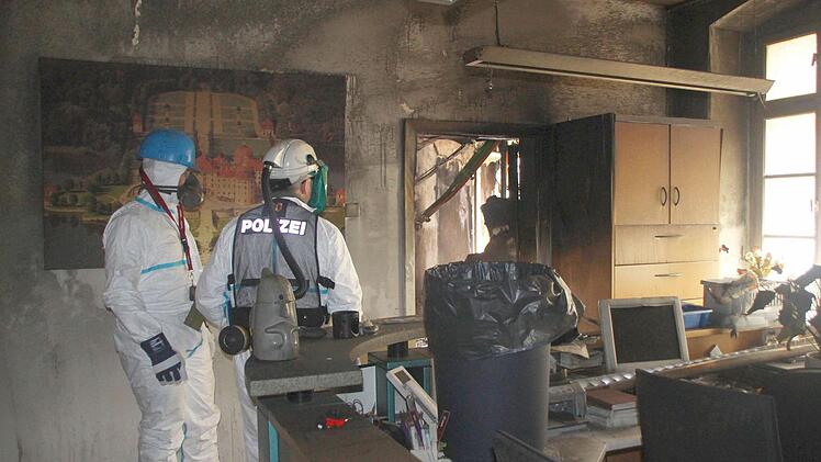 Ohne Atemschutz ist die Arztpraxis Krause derzeit nicht zu betreten. Brandfahnder und Kripo bei der Spurensicherung. Fotos: Christiane Lehmann