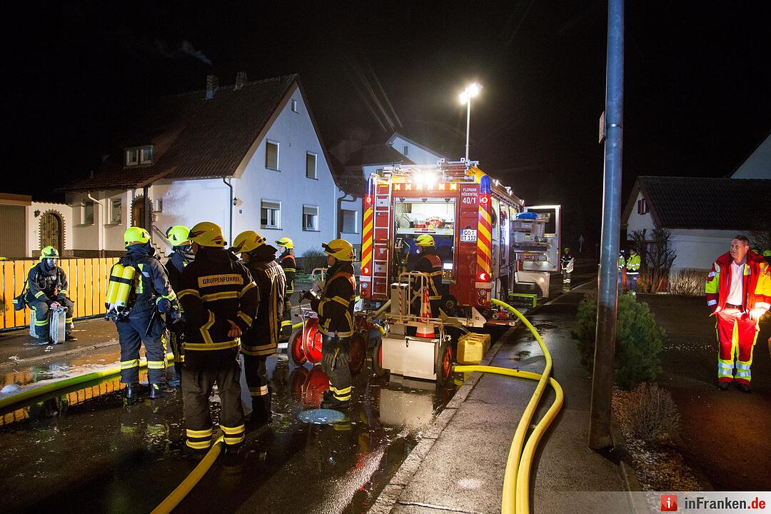 Garage mit angebautem Carport und Holzunterstand in Brand - Vier Fahrzeuge zum Teil schwer beschädigt