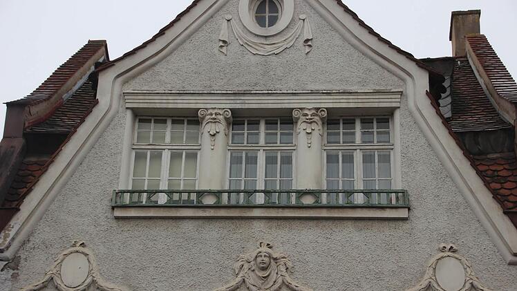 In der Bahnhofsstraße liegt dieses Haus aus der Zeit des Jugendstils.