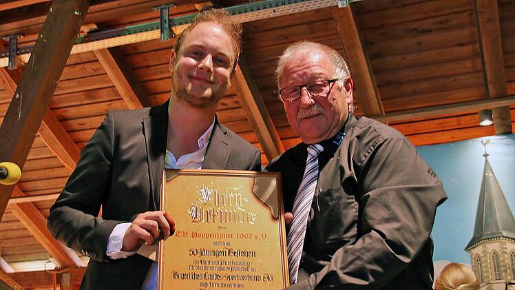 Eine Ehrenurkunde des Bayeri-schen Landessportverbandes überreichte der BLSV-Kreisvorsitzende Rainer Werner (rechts) an den Vorsitzenden des TV Poppenlauer, Dennis Heuchler (links). Foto: Dieter Britz