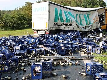 DAn der Autobahnauffahrt bei Unterbrücklein hat ein mit Bierkästen voll beladener Lastwagen am Montag einen Teil seiner Ladung verloren.  Foto: Dagmar Besand
