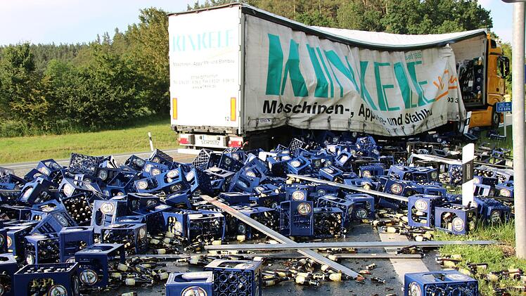DAn der Autobahnauffahrt bei Unterbrücklein hat ein mit Bierkästen voll beladener Lastwagen am Montag einen Teil seiner Ladung verloren.  Foto: Dagmar Besand