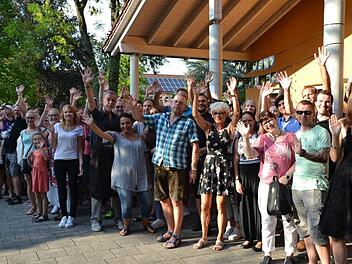 Klaus-Peter Mittag freute sich, dass so viele zu seiner Verabschiedungsparty  gekommen waren. Foto: Uschi Prawitz