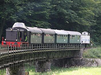 Die heutige Museumseisenbahn überquert die Hindenburgbrücke. Foto: Reinhard Löwisch