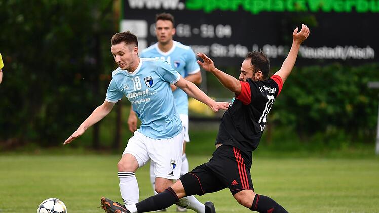 G&ouml;khan Aydin (rechts), hier noch im Trikot des FC Viktoria Kahl, ist der torgef&auml;hrlichste Aschaffenburger mit 14 Treffern. Hier zeigt er gegen Forchheims Christian St&auml;dtler auch in der Abwehr Einsatz.  Foto: Archiv/Zink