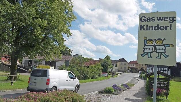 Aufgepasst: Auch am Eichaer Ortseingang sind die Autofahrer zu schnell unterwegs, meinen viele Anlieger. Deshalb haben sie bei der Ahorner Gemeinderatssitzung ihrem &Auml;rger Luft gemacht - eine schnelle L&ouml;sung f&uuml;r das Problem gab es aber nicht. Foto: Berthold K&ouml;hler