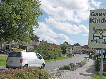 Aufgepasst: Auch am Eichaer Ortseingang sind die Autofahrer zu schnell unterwegs, meinen viele Anlieger. Deshalb haben sie bei der Ahorner Gemeinderatssitzung ihrem Ärger Luft gemacht - eine schnelle Lösung für das Problem gab es aber nicht. Foto: Berthold Köhler
