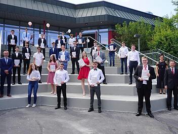 Die Schüler der Klasse 10a der Realschule Bad Brückenau mit ihrem  Klassenlehrer Markus Hammerl (links), Schulleiter Michael Kreil (rechts)  und der stellvertretenden Schulleiterin Katja Trost. Foto: Marion Eckert