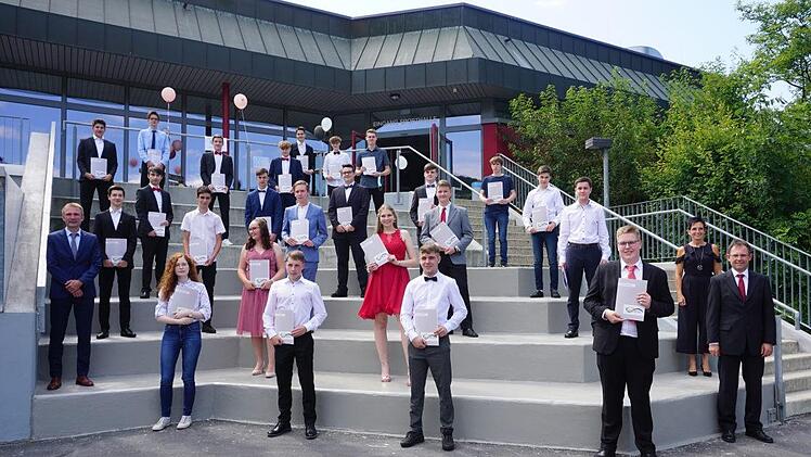 Die Schüler der Klasse 10a der Realschule Bad Brückenau mit ihrem  Klassenlehrer Markus Hammerl (links), Schulleiter Michael Kreil (rechts)  und der stellvertretenden Schulleiterin Katja Trost. Foto: Marion Eckert