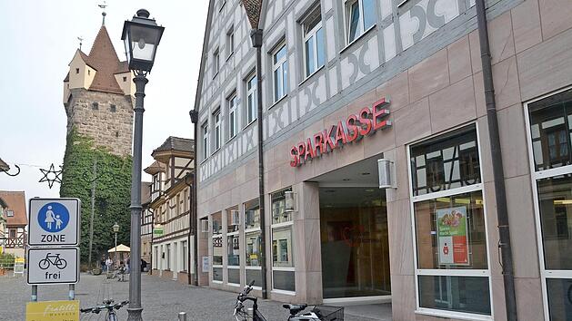 Die gro&szlig;e Sparkassen-Filiale in der Herzogenauracher Hauptstra&szlig;e  Foto: Bernhard Panzer